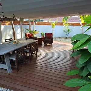  Vakantiehuis Charming One Block From The Sea